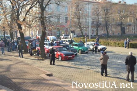 В Черновцах ударили автопробегом по тревожной статистике. Фоторепортаж