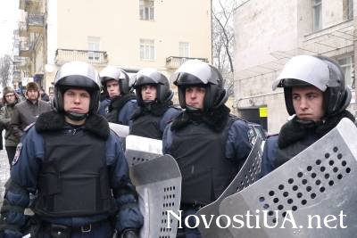 Активисты Евромайдана готовятся отражать штурм КГГА (Фоторепортаж)